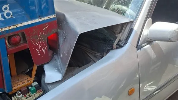تصادم مروري بالقرب من صور ونجاة الأشخاص الموجودين داخل المركبة تصادم مروري بالقرب من صور ونجاة الأشخاص الموجودين داخل المركبة