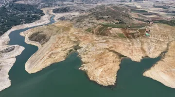 صور تُظهر نقصاً وجفافاً في بحيرة القرعون
