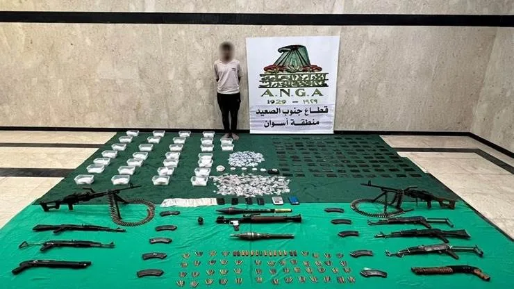مقتل 5 أفراد من جماعة إجرامية واعتقال آخر ضمن شبكة خطيرة تتاجر في المخدرات والأسلحة غير المرخصة. مقتل 5 أفراد من جماعة إجرامية واعتقال آخر ضمن شبكة خطيرة تتاجر في المخدرات والأسلحة غير المرخصة.