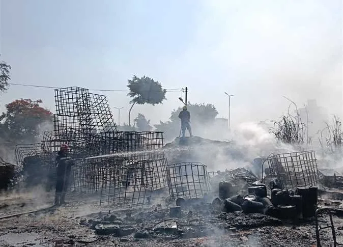 إخماد حريق في مستودع لبراميل البلاستيك في الخانكة إخماد حريق في مستودع لبراميل البلاستيك في الخانكة