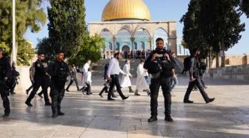 مستعمرون يدخلون المسجد الأقصى تحت حماية القوات الإسرائيلية