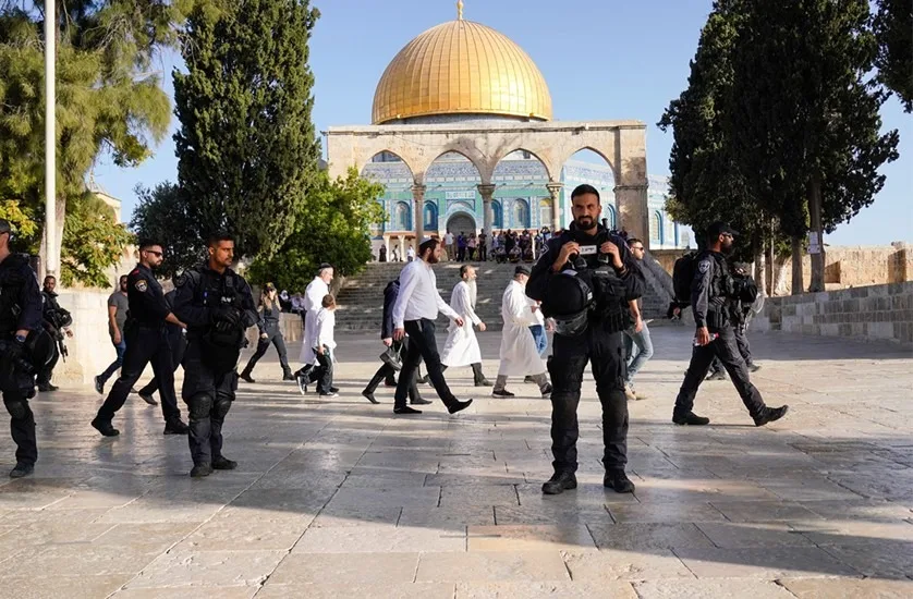 مستعمرون يدخلون المسجد الأقصى تحت حماية القوات الإسرائيلية