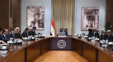رئيس الوزراء يستعرض استراتيجيات وخطط توسيع مشاريع تحلية المياه البحرية وتطوير الصناعة المرتبطة بها.