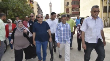 محافظ بورسعيد يستمر في جولاته بحي الزهور لرصد حل مشاكل الصرف الصحي وتحسين الشوارع.