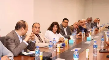 محافظ دمياط ووزير الشباب والرياضة يعقدان اجتماعًا مع أعضاء البرلمان والشيوخ
