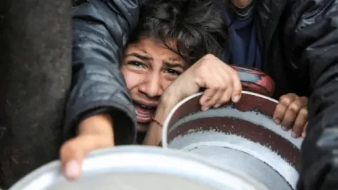 لازاريني: طريقة توزيع المساعدات الأمريكية في غزة تفتقر إلى الكرامة وتعرّض حياة الفلسطينيين للخطر ولن تحل مشكلة الجوع. لازاريني: طريقة توزيع المساعدات الأمريكية في غزة تفتقر إلى الكرامة وتعرّض حياة الفلسطينيين للخطر ولن تحل مشكلة الجوع.