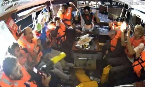 إسرائيل تُرحّل 6 ناشطين من سفينة “مادلين” إلى المطار استعدادًا لترحيلهم إسرائيل تُرحّل 6 ناشطين من سفينة “مادلين” إلى المطار استعدادًا لترحيلهم
