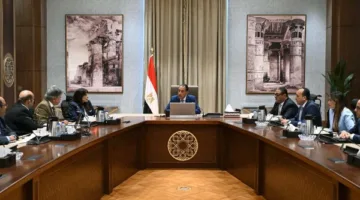 رئيس الوزراء يسلط الضوء على التوصيات والمقترحات المعروضة في برنامج “المواجهة” التلفزيوني.