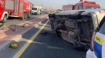 فحص وتحليل كاميرات المراقبة.. تحقيق في حادث تصادم بين ميني باص وشاحنة على محور الضبعة