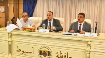 محافظ أسيوط يتخذ خطوات جادة لحماية الأراضي من التعديات على ممتلكات الدولة وتوجيهات بالإسراع في تنفيذ الخطة الاستثمارية وبدء عرض المشاريع.