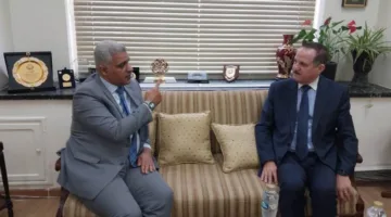 «د. العزازي» يجتمع بالدكتور يوسف مشاري في جامعة الدول العربية