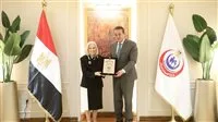 وزير الصحة يقدّم تكريمًا للسفيرة هيفاء أبو غزالة تقديرًا لعملها وجهودها