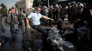 قوات الاحتلال تهاجم فلسطينيين في شارع صلاح الدين بالقدس
