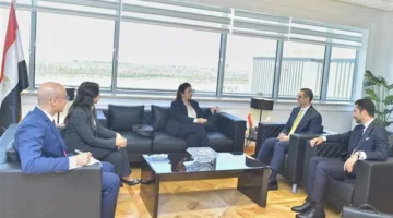 وزير الاستثمار يجتمع مع مسؤولي شركة AXA العالمية المتخصصة في التأمين الصحي وحياة التأمين