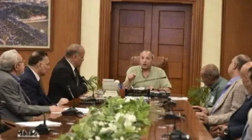 محافظ بورسعيد يجتمع بشكل موسع مع مديري المدارس