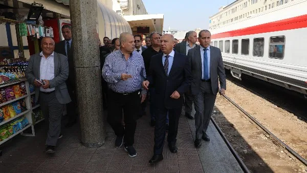 الوزير في محطة رمسيس: لا انطلاق للقطارات دون الفحص.. ووجوه شابة تترأس السكك الحديدية الوزير في محطة رمسيس: لا انطلاق للقطارات دون الفحص.. ووجوه شابة تترأس السكك الحديدية