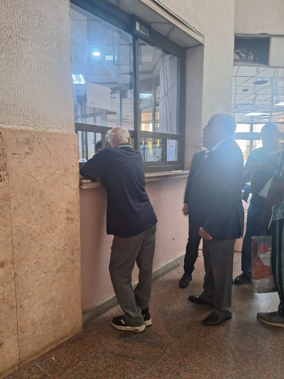 خلال زيارة غير متوقعة، عصمت يتفقد مستشفى الكهرباء ويتحدث مع الموظفين والمرضى خلال زيارة غير متوقعة، عصمت يتفقد مستشفى الكهرباء ويتحدث مع الموظفين والمرضى