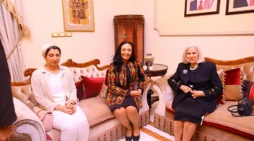 rewrite this title in other words: وزيرة التضامن تكرم السفيرة هيفاء أبو غزالة تقديرًا لجهودها في العمل الاجتماعي العربي