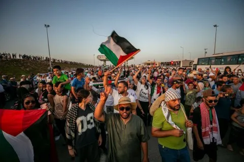 جدل حول موقف مصر من قوافل الدعم لـ”غزة”: هل كان صائبا أم خاطئا؟ ما هي مبررات كلا الجانبين وأي منهما كان أكثر إقناعاً؟ جدل حول موقف مصر من قوافل الدعم لـ”غزة”: هل كان صائبا أم خاطئا؟ ما هي مبررات كلا الجانبين وأي منهما كان أكثر إقناعاً؟