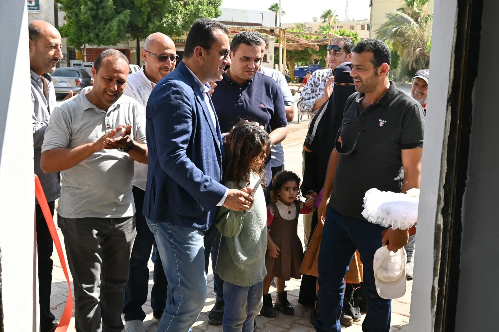 مدير جهاز العاشر من رمضان يقدّم “كشك” لأسرة الطفلة روناء ضحية الاعتداء | صور