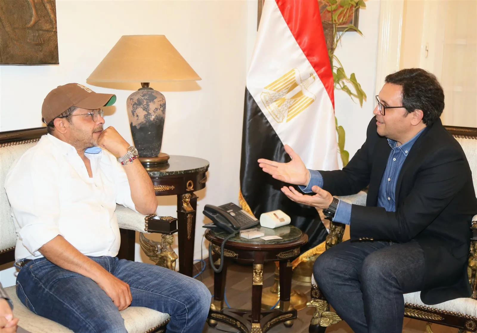 وزير الثقافة يتناقش مع الفنان محمد هنيدي حول تنظيم عروض مسرحية في مختلف المحافظات
