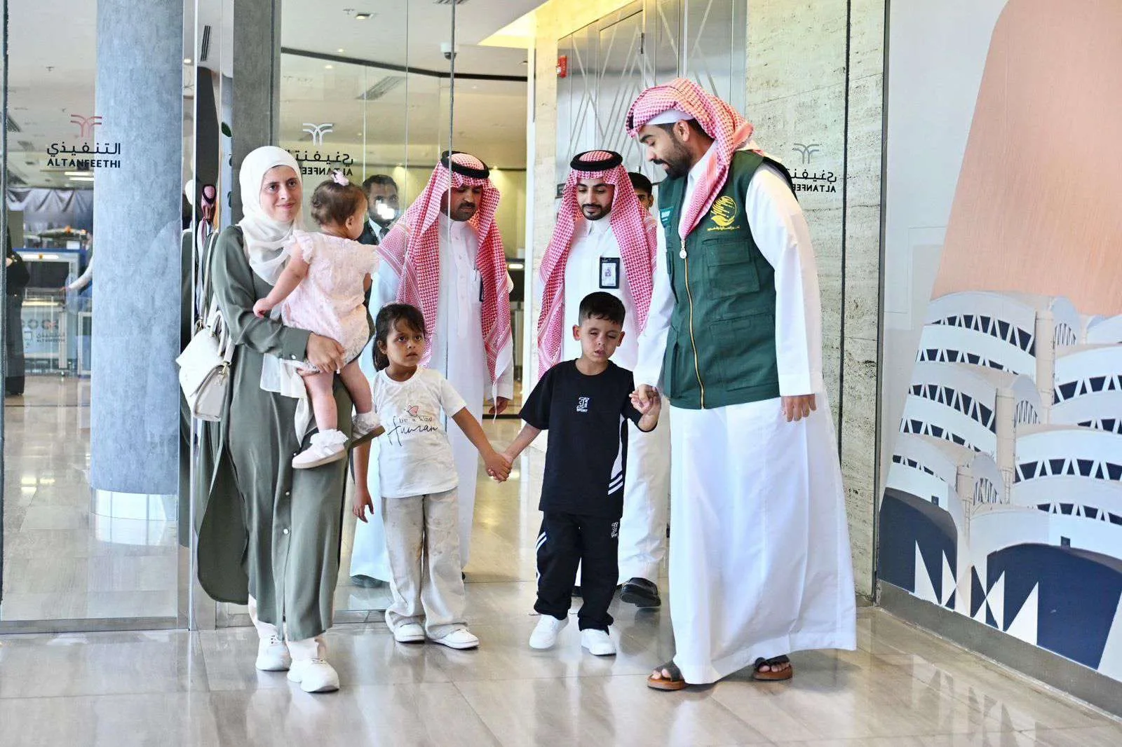 فقد بصره نتيجة قصف إسرائيلي.. الطفل الفلسطيني محمد حجازي يصل الرياض لتلقي العلاج فقد بصره نتيجة قصف إسرائيلي.. الطفل الفلسطيني محمد حجازي يصل الرياض لتلقي العلاج