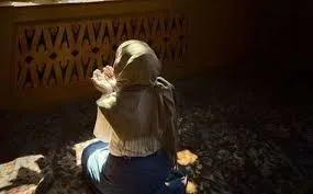 أحكام الصلاة في البنطلونات الضيقة للنساء والرجال: دار الإفتاء توضح الرأي النهائي