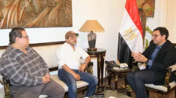 وزير الثقافة يلتقي بالفنان محمد هنيدي لمناقشة تنظيم عروض مسرحية في المحافظات