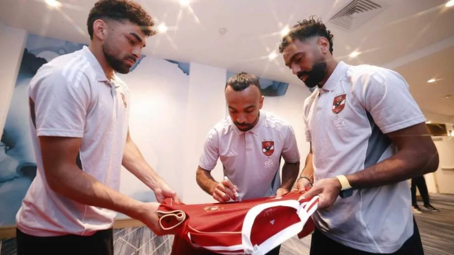«فيفا» ينجح في الحصول على توقيعات لاعبي الأهلي على الملابس الرياضية «فيفا» ينجح في الحصول على توقيعات لاعبي الأهلي على الملابس الرياضية