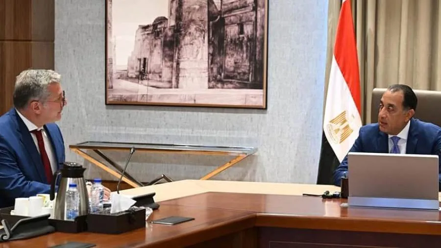 رئيس الوزراء يجتمع بوزير البترول والثروة المعدنية لمراجعة مجموعة من قضايا العمل رئيس الوزراء يجتمع بوزير البترول والثروة المعدنية لمراجعة مجموعة من قضايا العمل