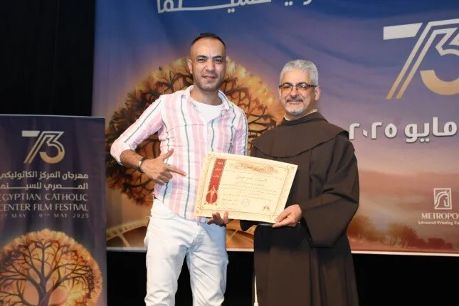 إدارة مهرجان المركز الكاثوليكي للسينما ت homenaje صحفي «الأسبوع» | صور