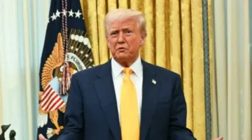 ترامب يحث إسرائيل على الامتناع عن مهاجمة إيران ويعبر عن تفضيله لعقد اتفاق نووي مع طهران محذرًا من أن أي هجوم إسرائيلي محتمل سيؤدي إلى دمار شامل.