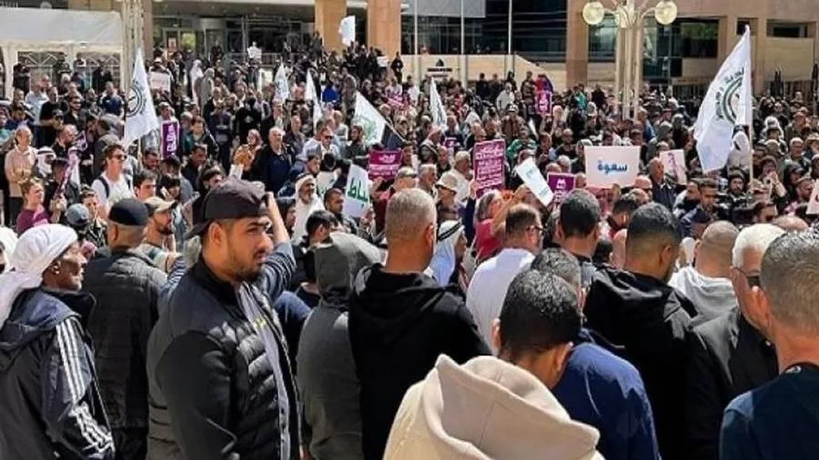آلاف الفلسطينيين يتظاهرون في النقب احتجاجًا على الخطط الإسرائيلية لهدم المنازل والتهجير