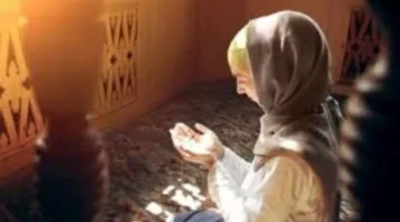 هل يمكن للمرأة إمامة النساء؟ وما هو موقعها في الصلاة؟ اكتشف الطريقة هنا.