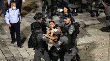 شرطة إسرائيل توقف 7 محتجين يطالبون بإعادة الأسرى المحتجزين في غزة.