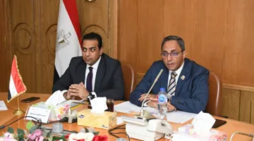 محافظ قنا يبحث قضايا القطاع الصحي ويحدد استراتيجيات تحسين الخدمات الطبية
