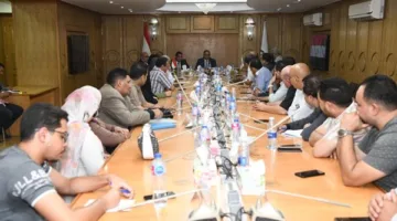 محافظ قنا يستعرض قضايا القطاع الصحي ويضع خططًا لتحسين الخدمات الطبية