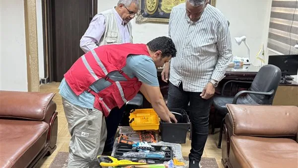 الهلال الأحمر المصري يوزع “حقائب الصيانة” على المستفيدين من برامجه في العريش. الهلال الأحمر المصري يوزع “حقائب الصيانة” على المستفيدين من برامجه في العريش.