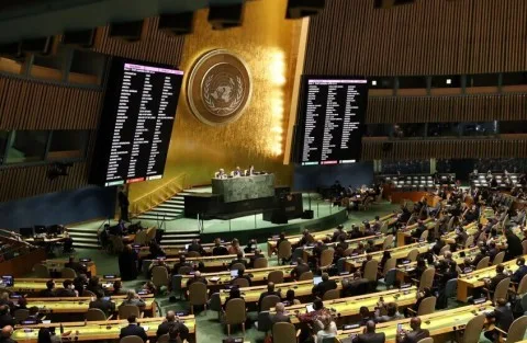 الأمم المتحدة تصدق على قرار إسباني يدعو إلى وقف فوري لإطلاق النار في غزة وتحث على اتخاذ “جميع الإجراءات الضرورية” للضغط على إسرائيل.