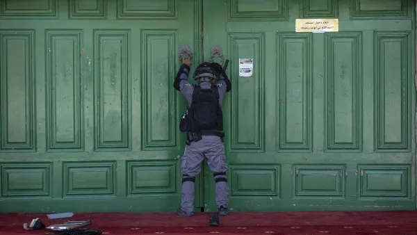 الاحتلال الإسرائيلي يمنع الدخول إلى المسجد الأقصى ويعمم الإغلاق على الضفة الغربية. الاحتلال الإسرائيلي يمنع الدخول إلى المسجد الأقصى ويعمم الإغلاق على الضفة الغربية.