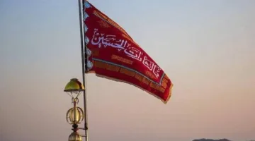 رفع “علم الانتقام” الأحمر فوق المسجد في مدينة قم الإيرانية