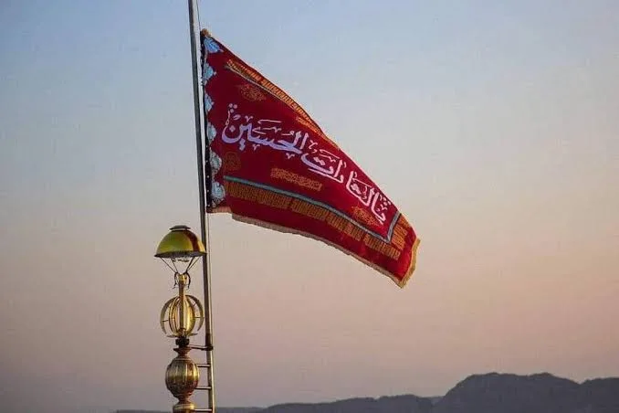 رفع “علم الانتقام” الأحمر فوق المسجد في مدينة قم الإيرانية