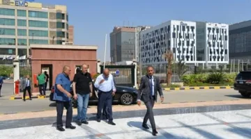 وزير الكهرباء ووزير البترول يقومان بجولة تفقدية في مركز التحكم الوطني لشبكة الغاز القومية.