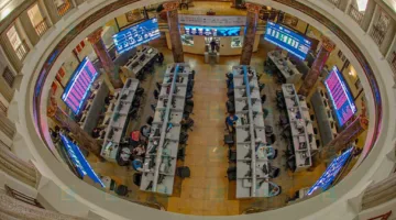 بورصة مصر تحقق أرباحًا بقيمة 10 مليارات جنيه في 3 جلسات.
