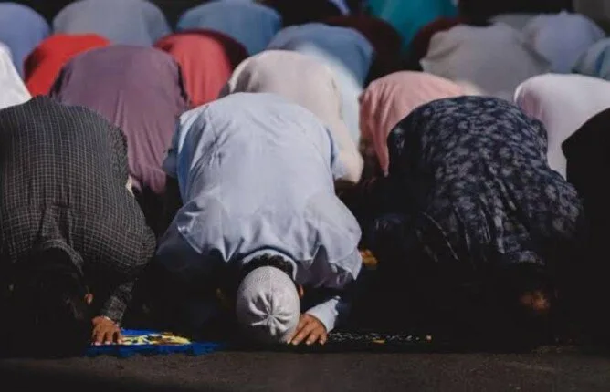 وقت صلاة الظهر ومواعيد الصلوات ليوم الجمعة 13 يونيو 2025 وقت صلاة الظهر ومواعيد الصلوات ليوم الجمعة 13 يونيو 2025