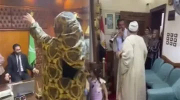 احتفالية تقليدية ورقص داخل مكتب محامي.. فما السبب وراء ذلك؟ (فيديو)