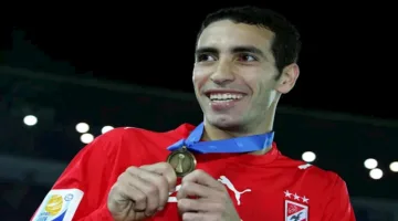 ابن أبو تريكة يتذكر إنجازات والده أمام ميسي (صورة)