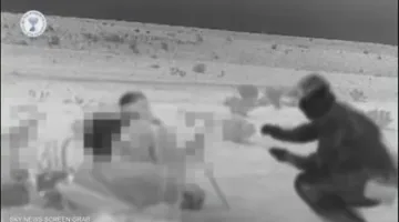 (فيديو) عملاء الموساد في إيران يجهزون الأسلحة للهجوم