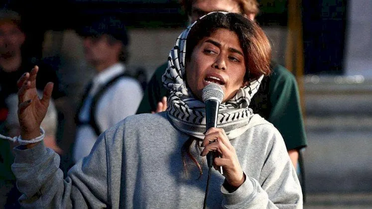 أدخلوني إلى الزنزانة الانفرادية بعد أن كتبت شعارات تأييد لفلسطين على جدار السجن أدخلوني إلى الزنزانة الانفرادية بعد أن كتبت شعارات تأييد لفلسطين على جدار السجن