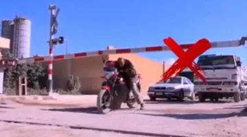 النقل تطلب من المواطنين المساهمة في نشر الوعي حول أهمية عدم تجاوز المزلقانات